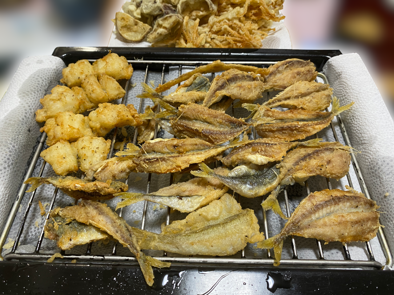 ガシラの天ぷらと小サバの骨せんべい