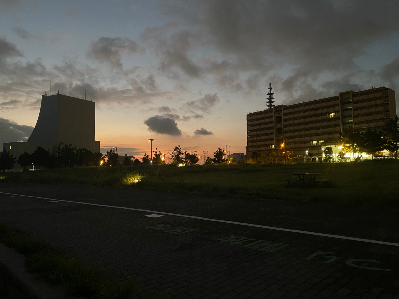 夜明けは後方から。ようやく釣れ始めます。