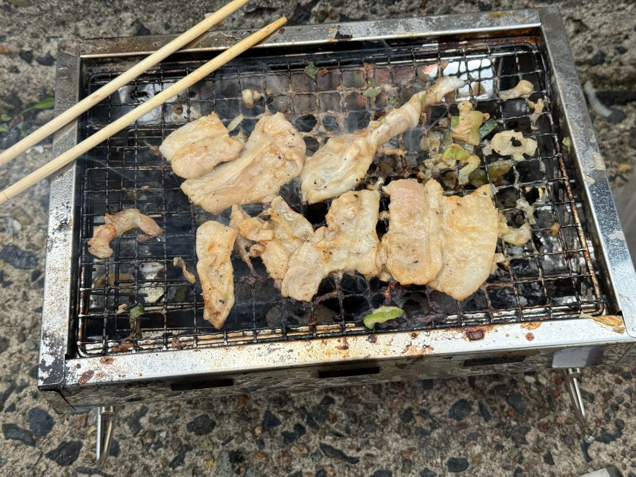 昼食は優雅にBBQ。ネギ塩トントロを焼いてるところ。