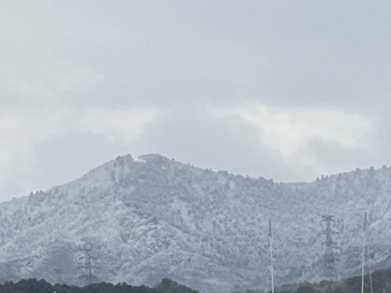 すっかり雪化粧の山々。